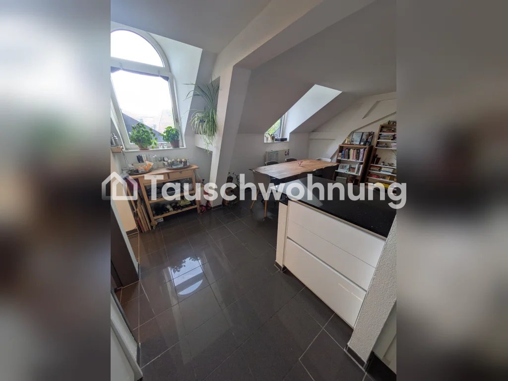 Bonjour ! Mon appartement douillet de 2,5 pièces (env. 65m2) dans le Kreis 10 à Wipkingen est disponible pour un échange. Super emplacement ! Il s'agit d'un appartement en duplex avec terrasse sur le toit privée (40m2). Notre loyer est actuellement de 2360CHF net. Nous recherchons quelque chose de t