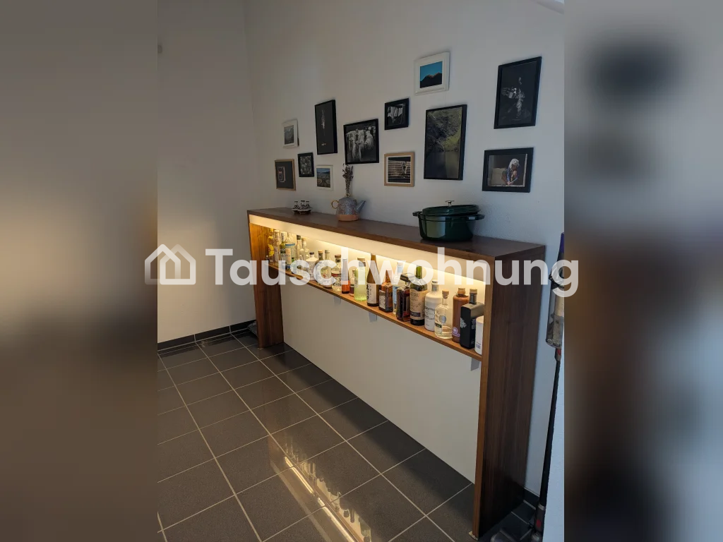 Bonjour ! Mon appartement douillet de 2,5 pièces (env. 65m2) dans le Kreis 10 à Wipkingen est disponible pour un échange. Super emplacement ! Il s'agit d'un appartement en duplex avec terrasse sur le toit privée (40m2). Notre loyer est actuellement de 2360CHF net. Nous recherchons quelque chose de t