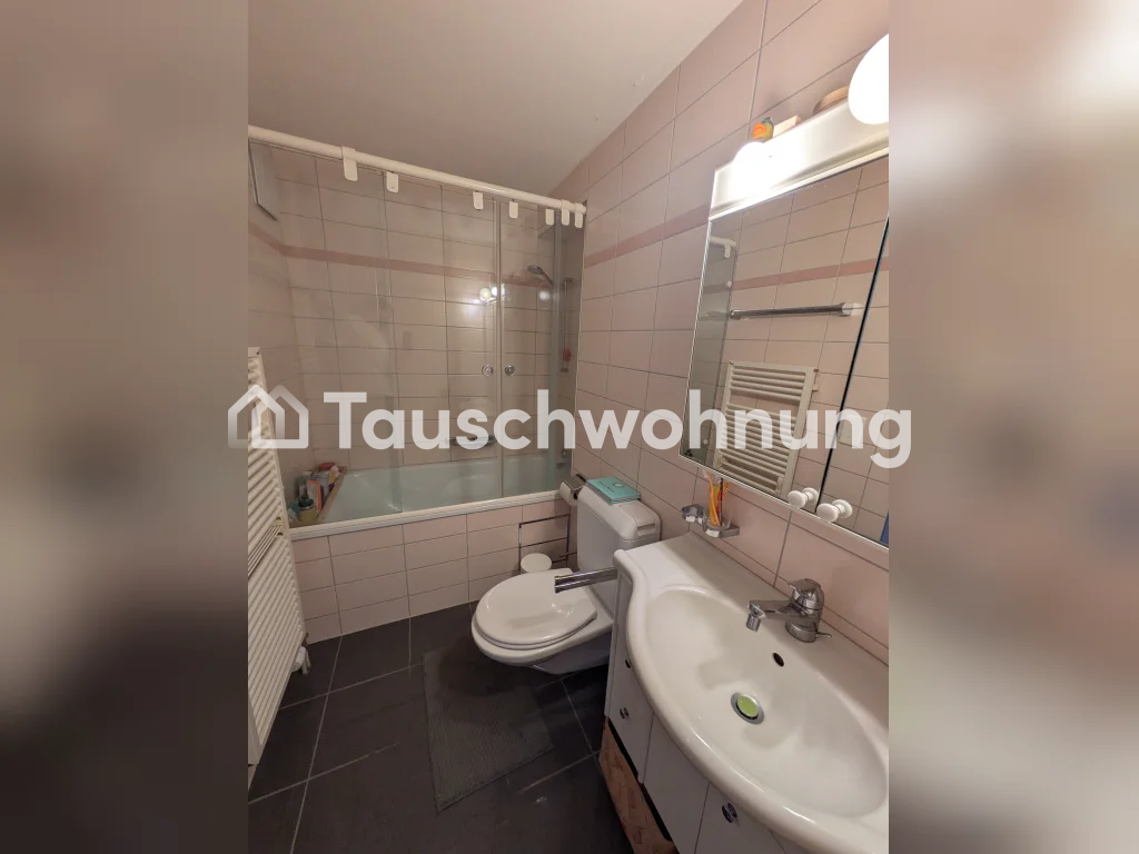 Bonjour ! Mon appartement douillet de 2,5 pièces (env. 65m2) dans le Kreis 10 à Wipkingen est disponible pour un échange. Super emplacement ! Il s'agit d'un appartement en duplex avec terrasse sur le toit privée (40m2). Notre loyer est actuellement de 2360CHF net. Nous recherchons quelque chose de t