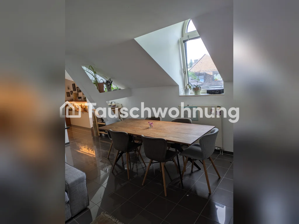 Bonjour ! Mon appartement douillet de 2,5 pièces (env. 65m2) dans le Kreis 10 à Wipkingen est disponible pour un échange. Super emplacement ! Il s'agit d'un appartement en duplex avec terrasse sur le toit privée (40m2). Notre loyer est actuellement de 2360CHF net. Nous recherchons quelque chose de t