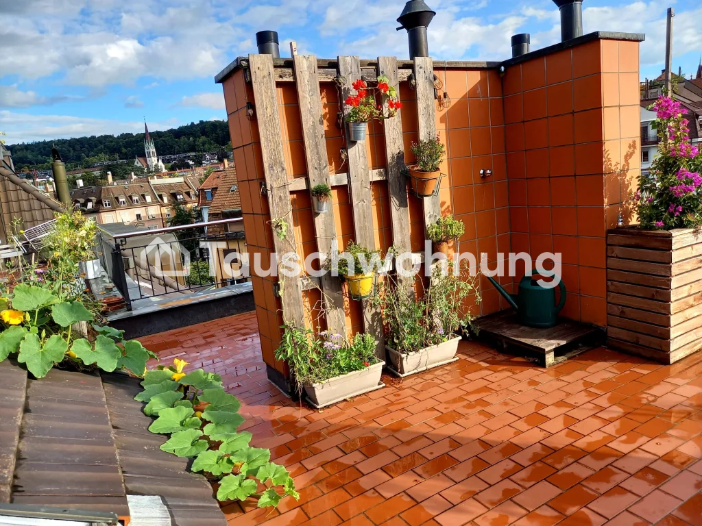 Bonjour ! Mon appartement douillet de 2,5 pièces (env. 65m2) dans le Kreis 10 à Wipkingen est disponible pour un échange. Super emplacement ! Il s'agit d'un appartement en duplex avec terrasse sur le toit privée (40m2). Notre loyer est actuellement de 2360CHF net. Nous recherchons quelque chose de t