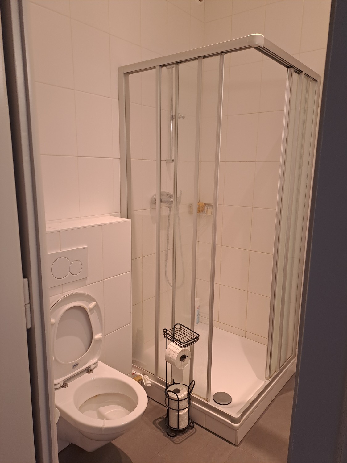 Appartement de 2 pièces

Durée limitée (2 semaines minimum), prolongation possible.  
  
1790 CHF/mois, toutes charges comprises (eau, chauffage).  
  
Confortable appartement de 2 pièces de 50 m2 au rez-de-chaussée, entièrement meublé : canapé, table à manger et chaises, armoire, lit avec draps, cu