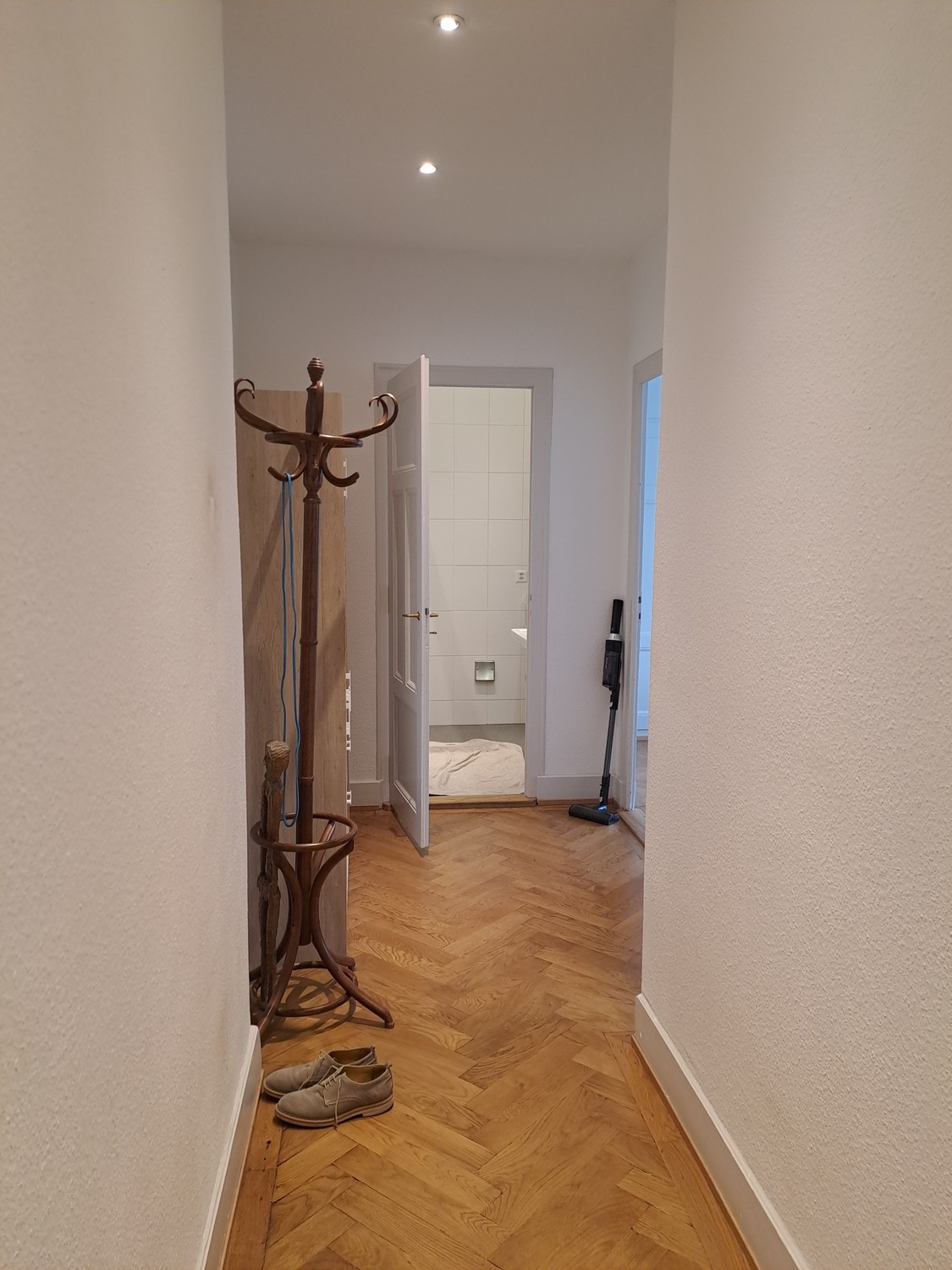 Appartement de 2 pièces

Durée limitée (2 semaines minimum), prolongation possible.  
  
1790 CHF/mois, toutes charges comprises (eau, chauffage).  
  
Confortable appartement de 2 pièces de 50 m2 au rez-de-chaussée, entièrement meublé : canapé, table à manger et chaises, armoire, lit avec draps, cu