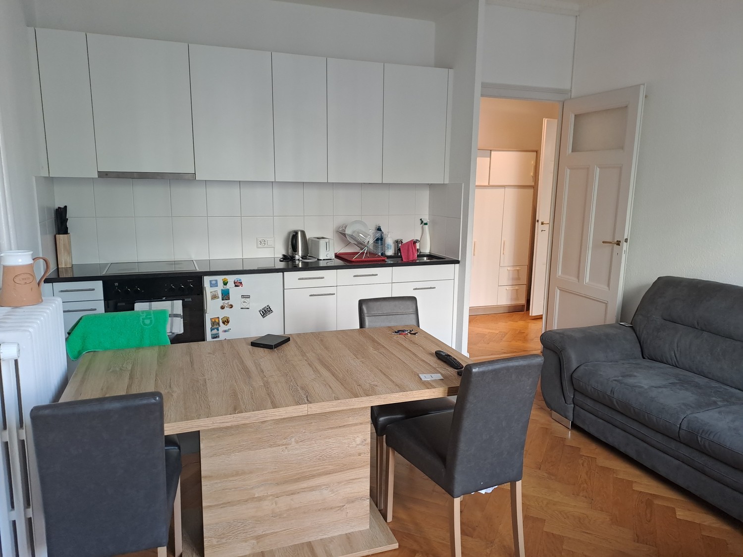 Appartement de 2 pièces

Durée limitée (2 semaines minimum), prolongation possible.  
  
1790 CHF/mois, toutes charges comprises (eau, chauffage).  
  
Confortable appartement de 2 pièces de 50 m2 au rez-de-chaussée, entièrement meublé : canapé, table à manger et chaises, armoire, lit avec draps, cu