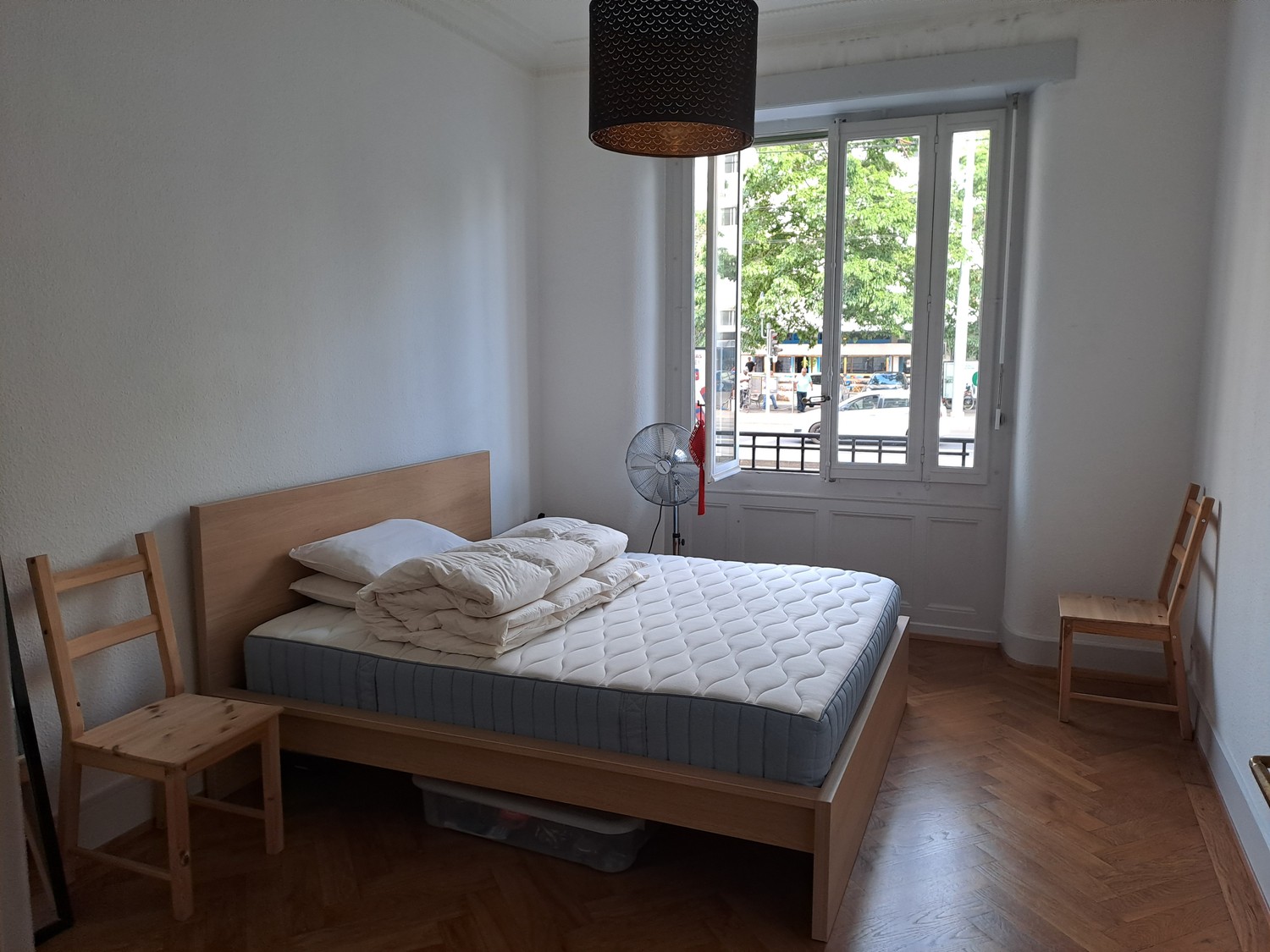 Appartement de 2 pièces

Durée limitée (2 semaines minimum), prolongation possible.  
  
1790 CHF/mois, toutes charges comprises (eau, chauffage).  
  
Confortable appartement de 2 pièces de 50 m2 au rez-de-chaussée, entièrement meublé : canapé, table à manger et chaises, armoire, lit avec draps, cu