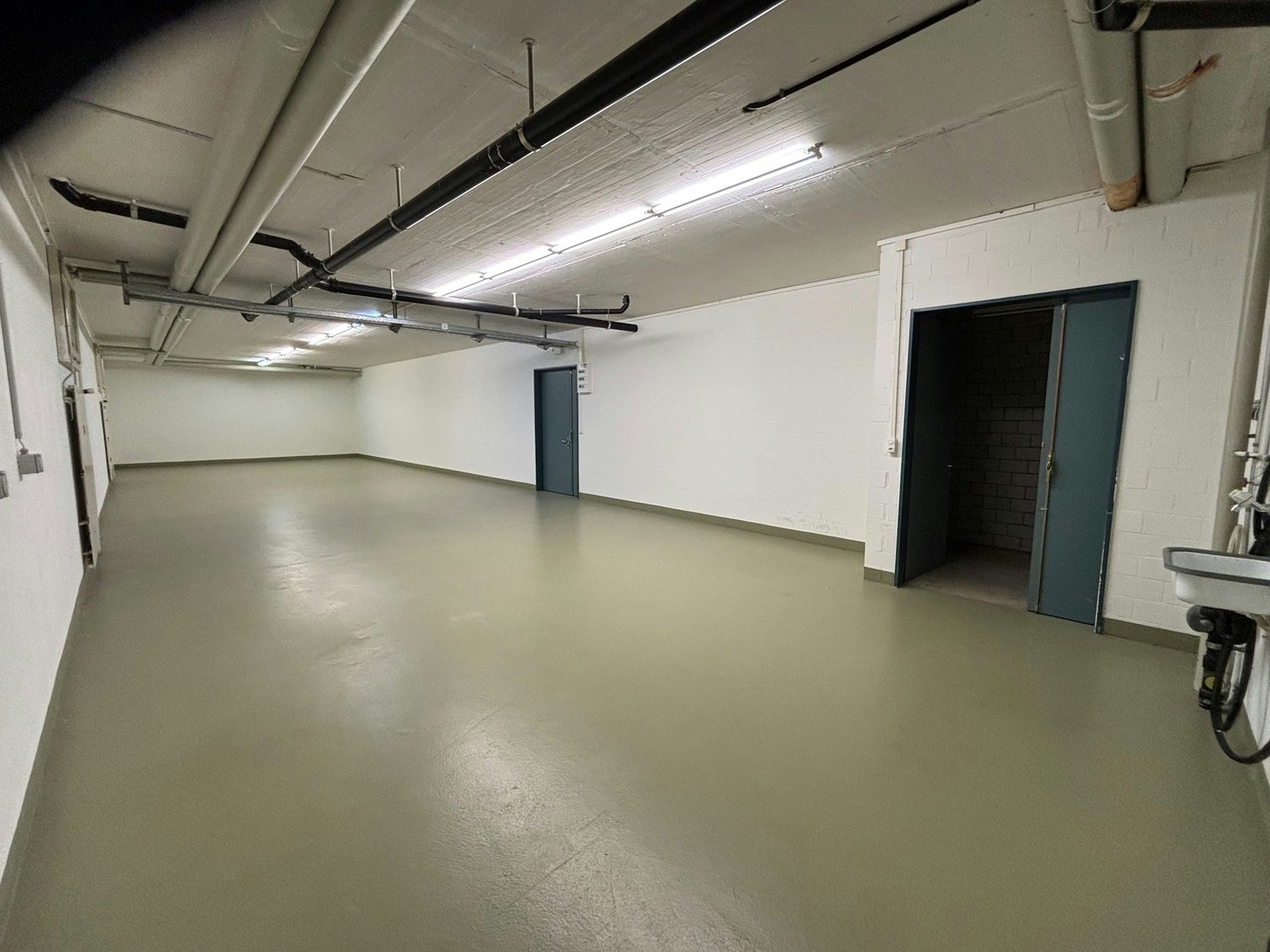 1158m² storage room