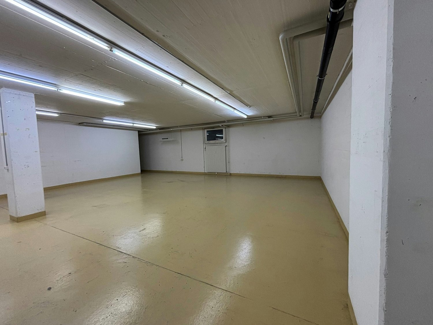 1158m² storage room
