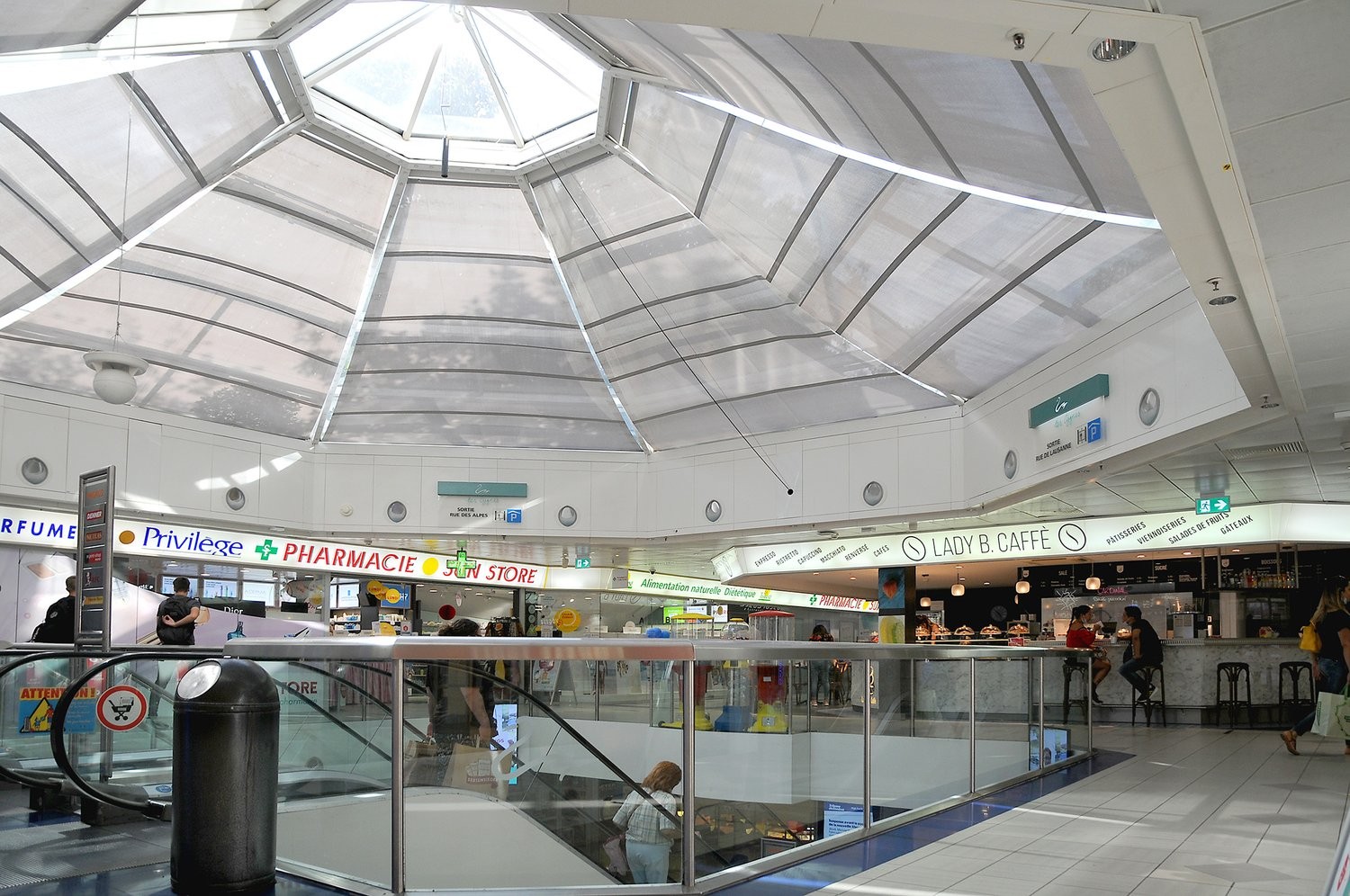 240m² shop