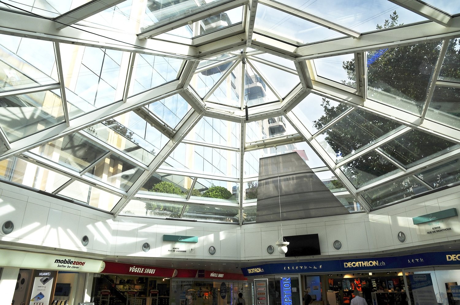 240m² shop