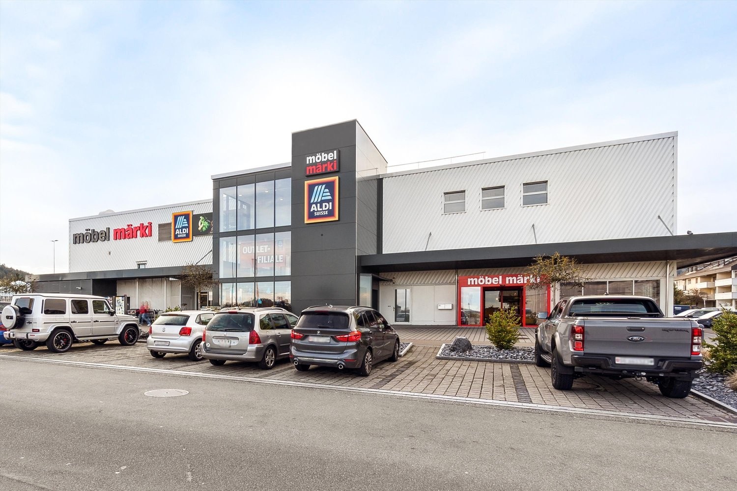 249m² shop