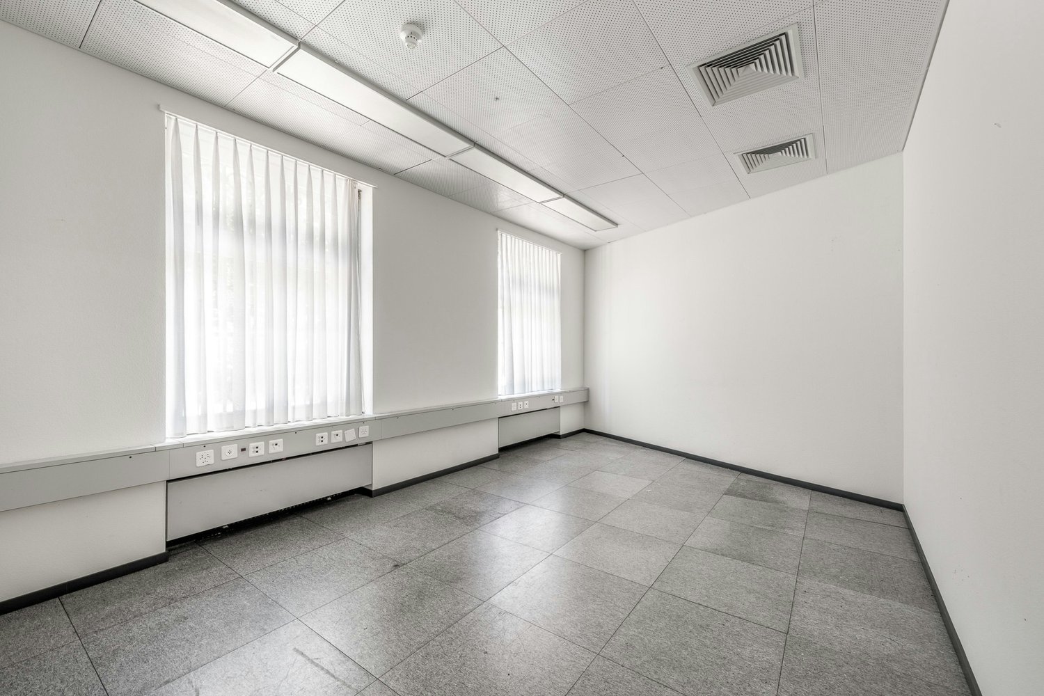 553m² storage room