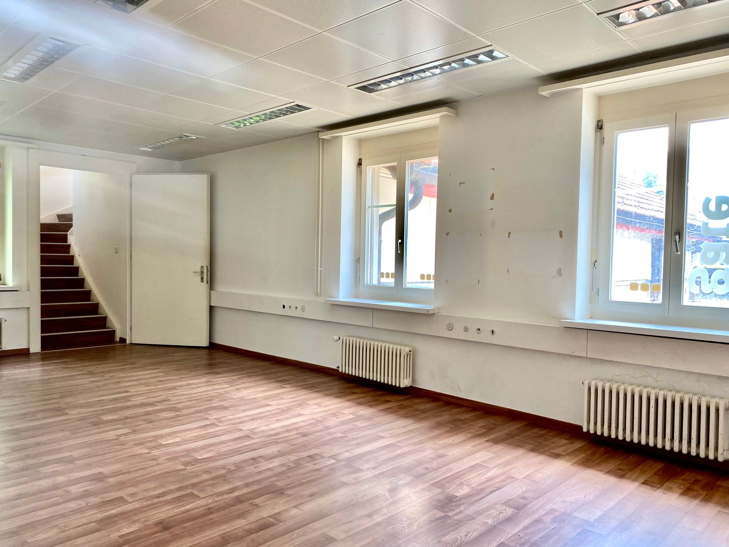 128m² commercial