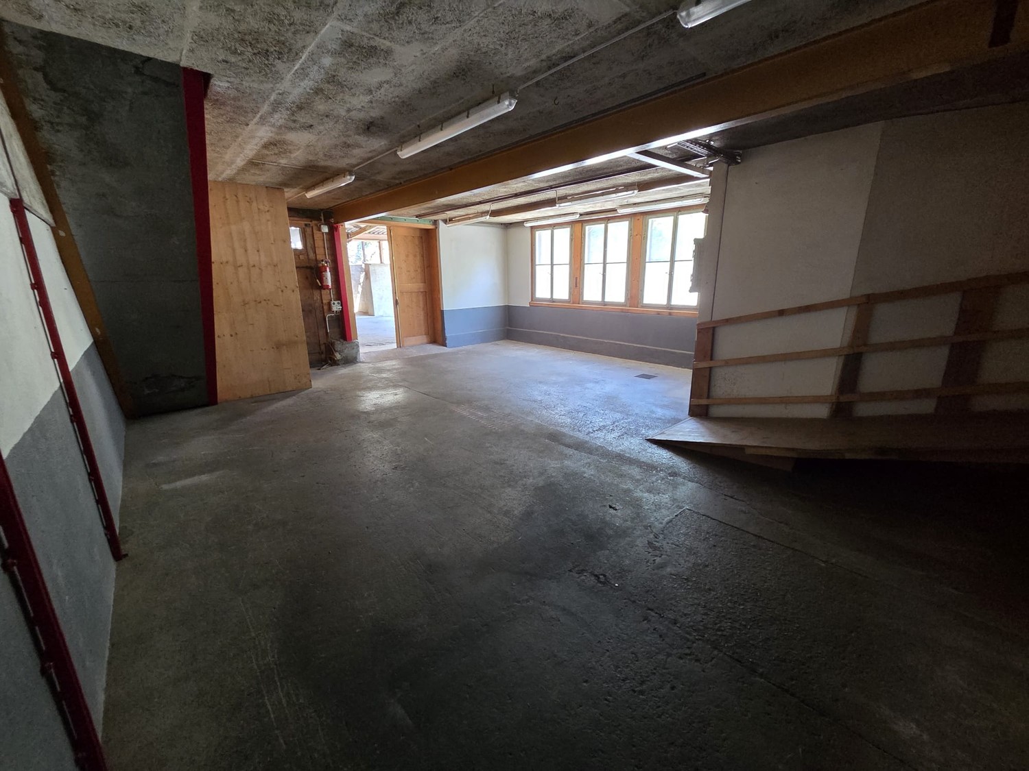200m² commercial