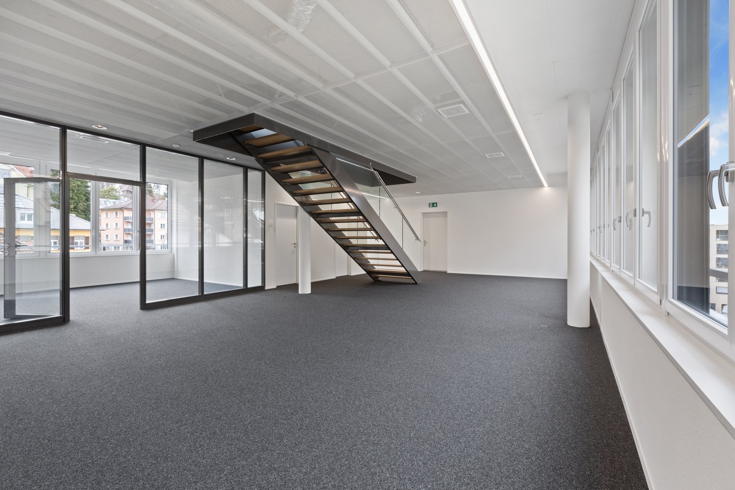 243m² office
