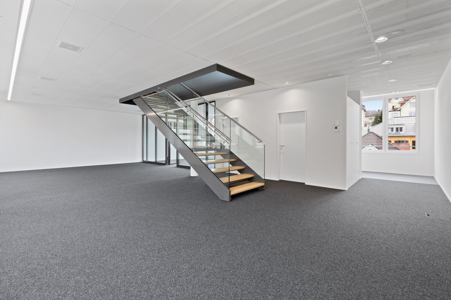 243m² office