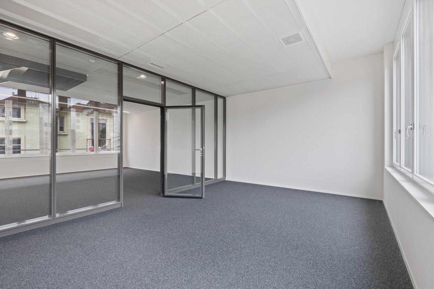 243m² office