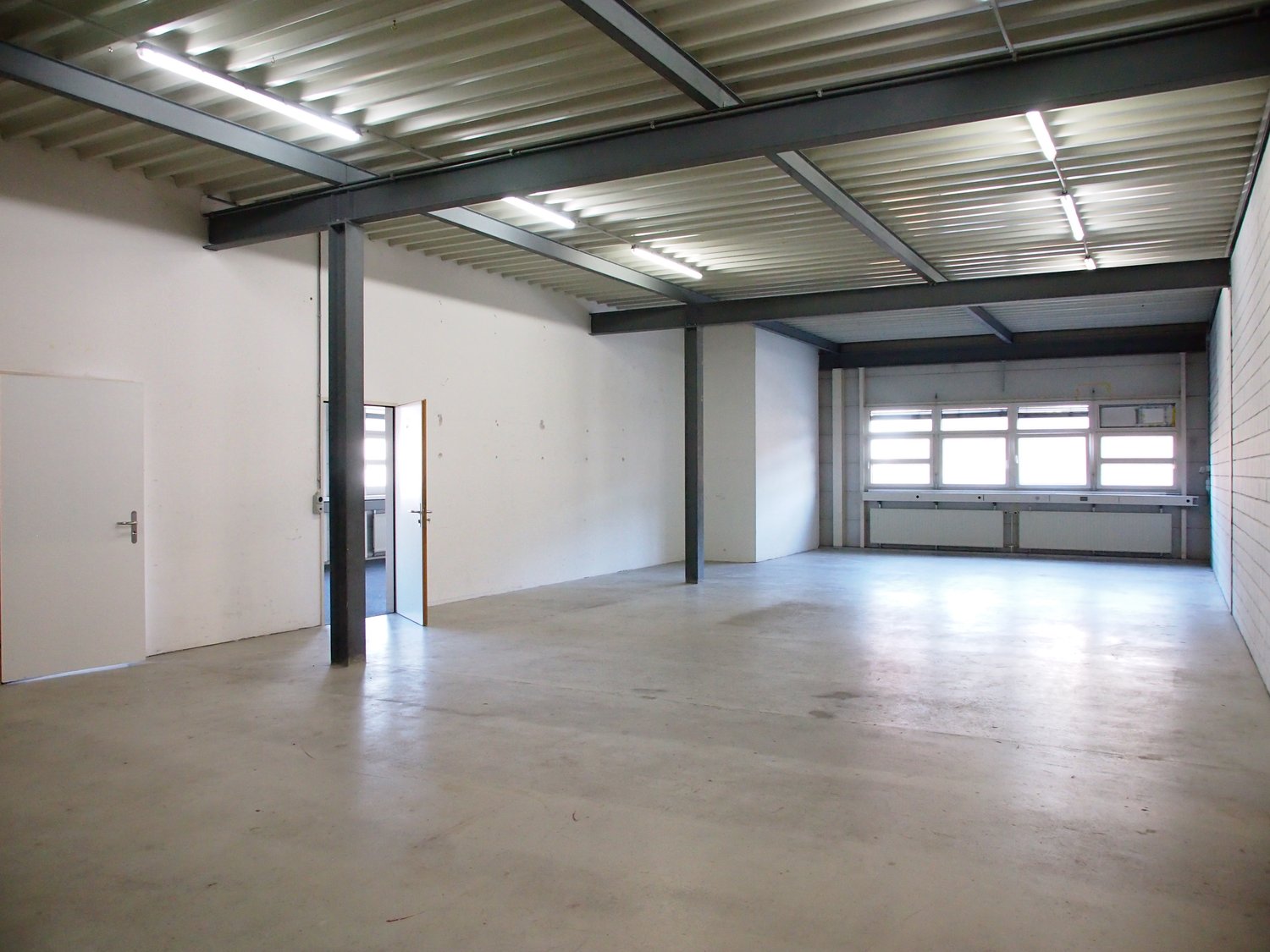 324m² storage room