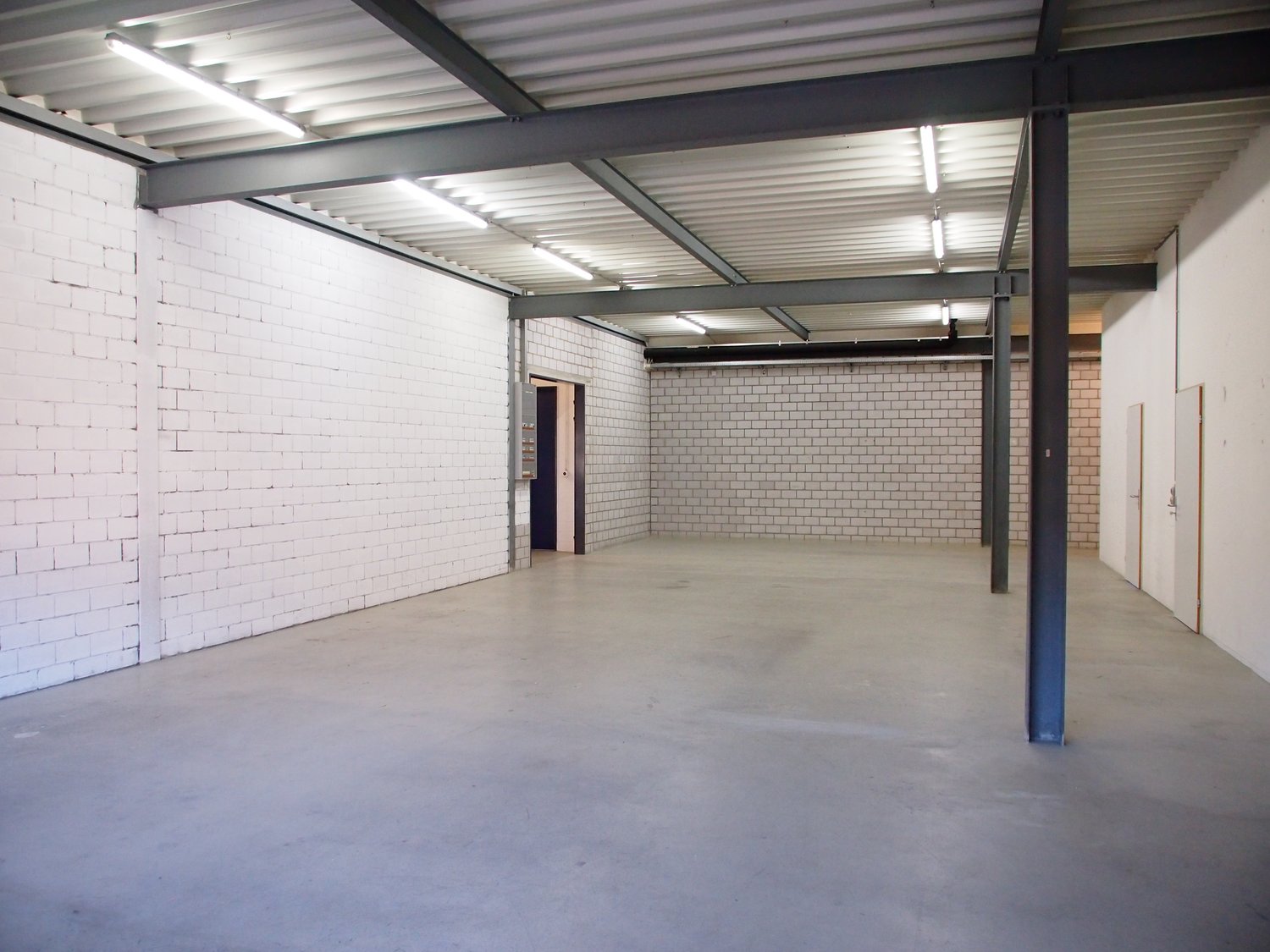 324m² storage room