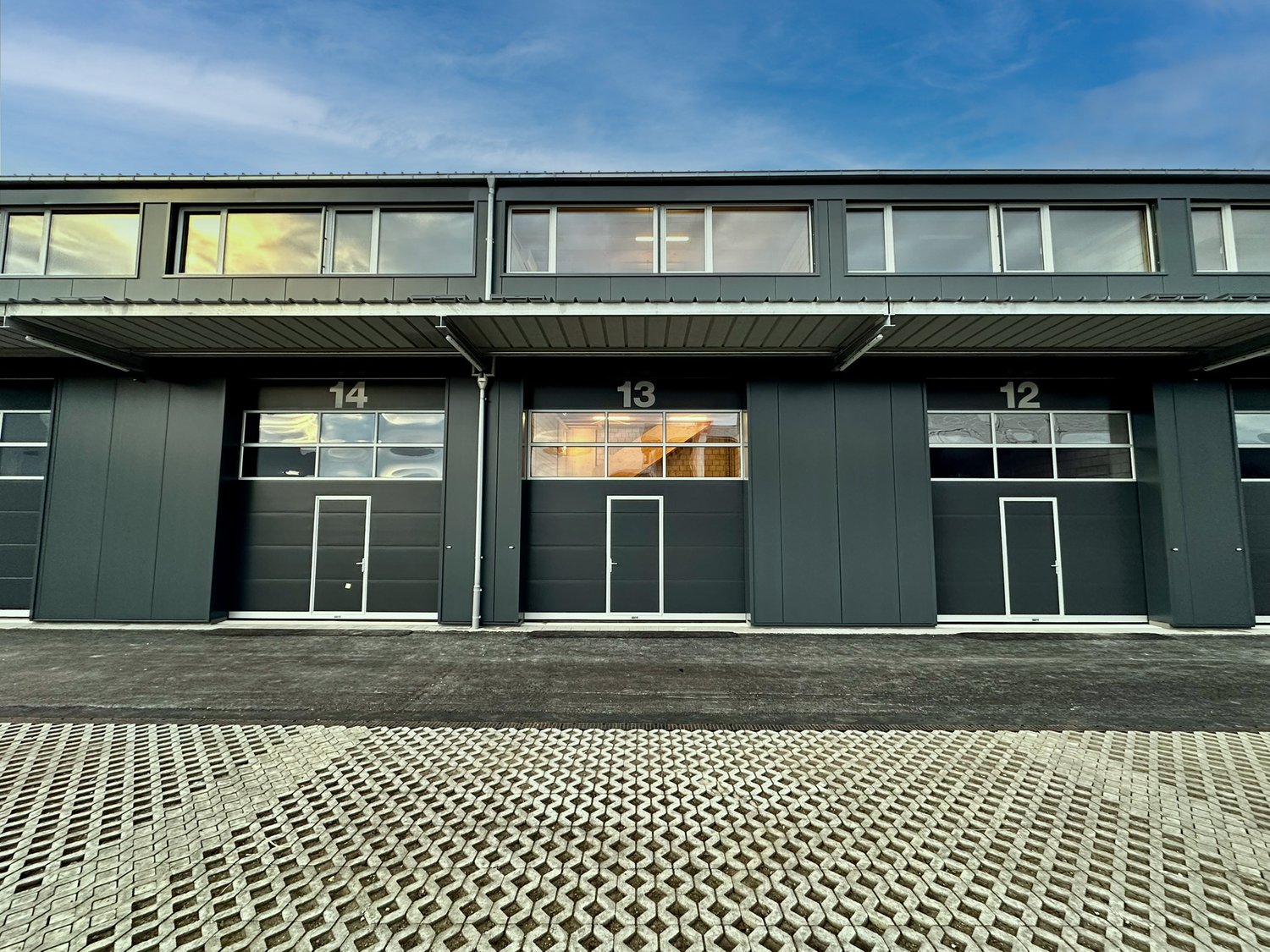 110m² commercial