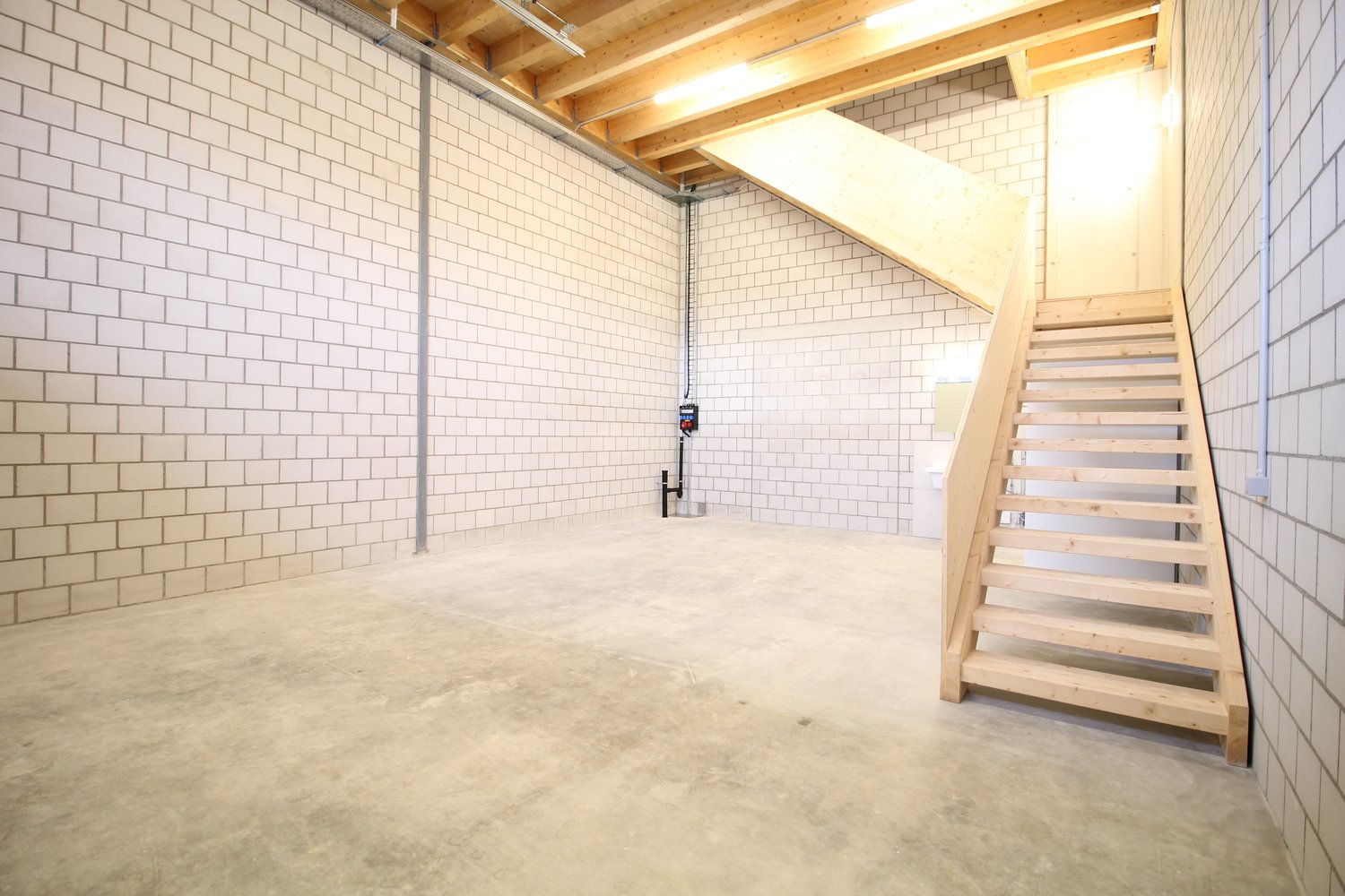 110m² commercial