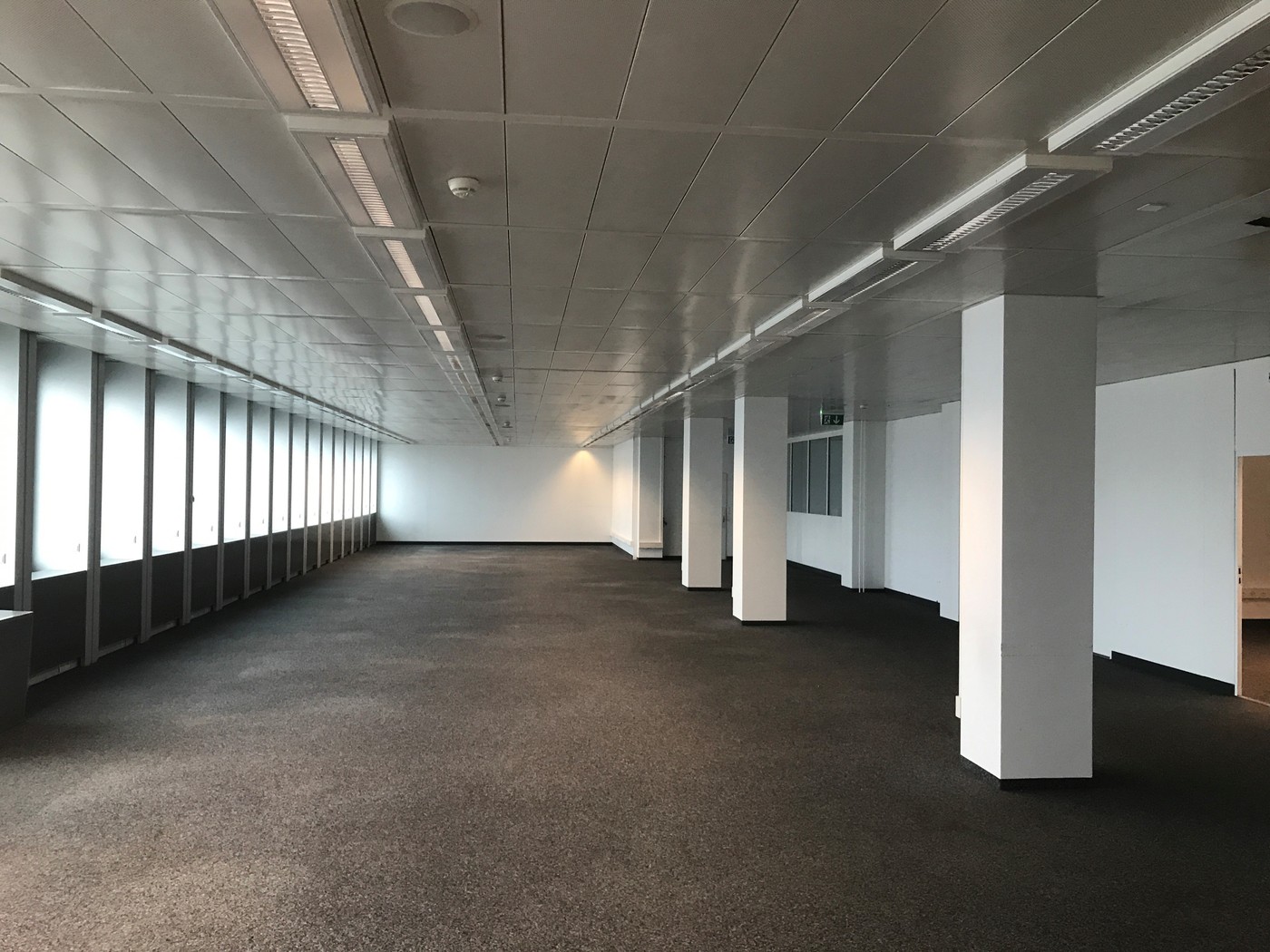 583m² office
