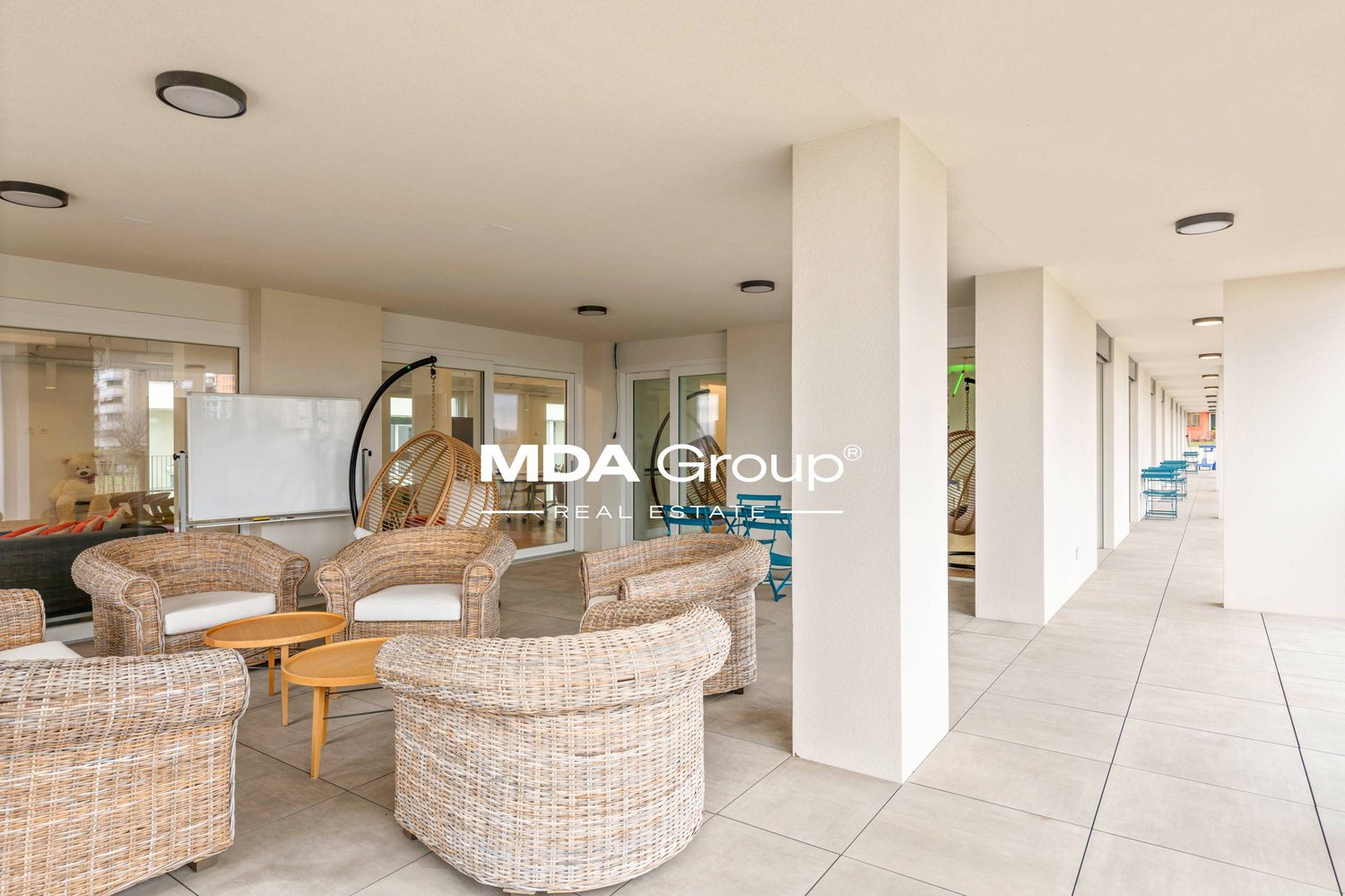 890m² office
