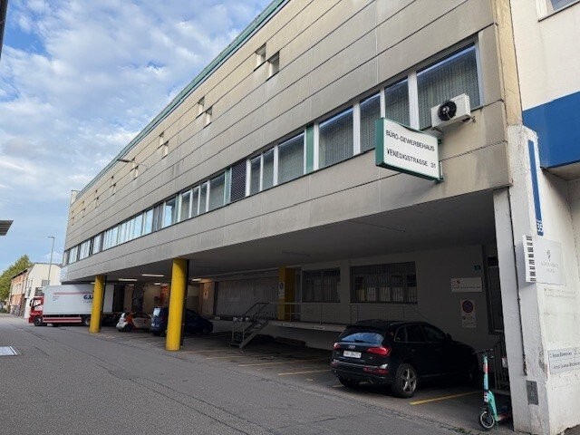 72m² office