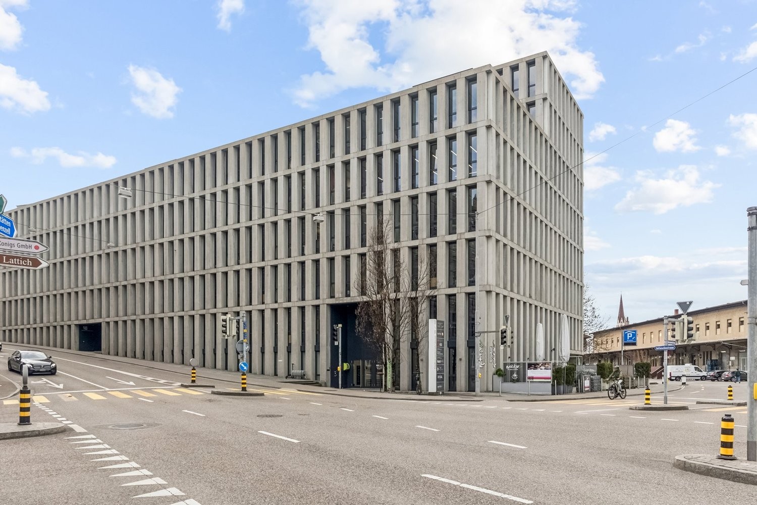 347m² office