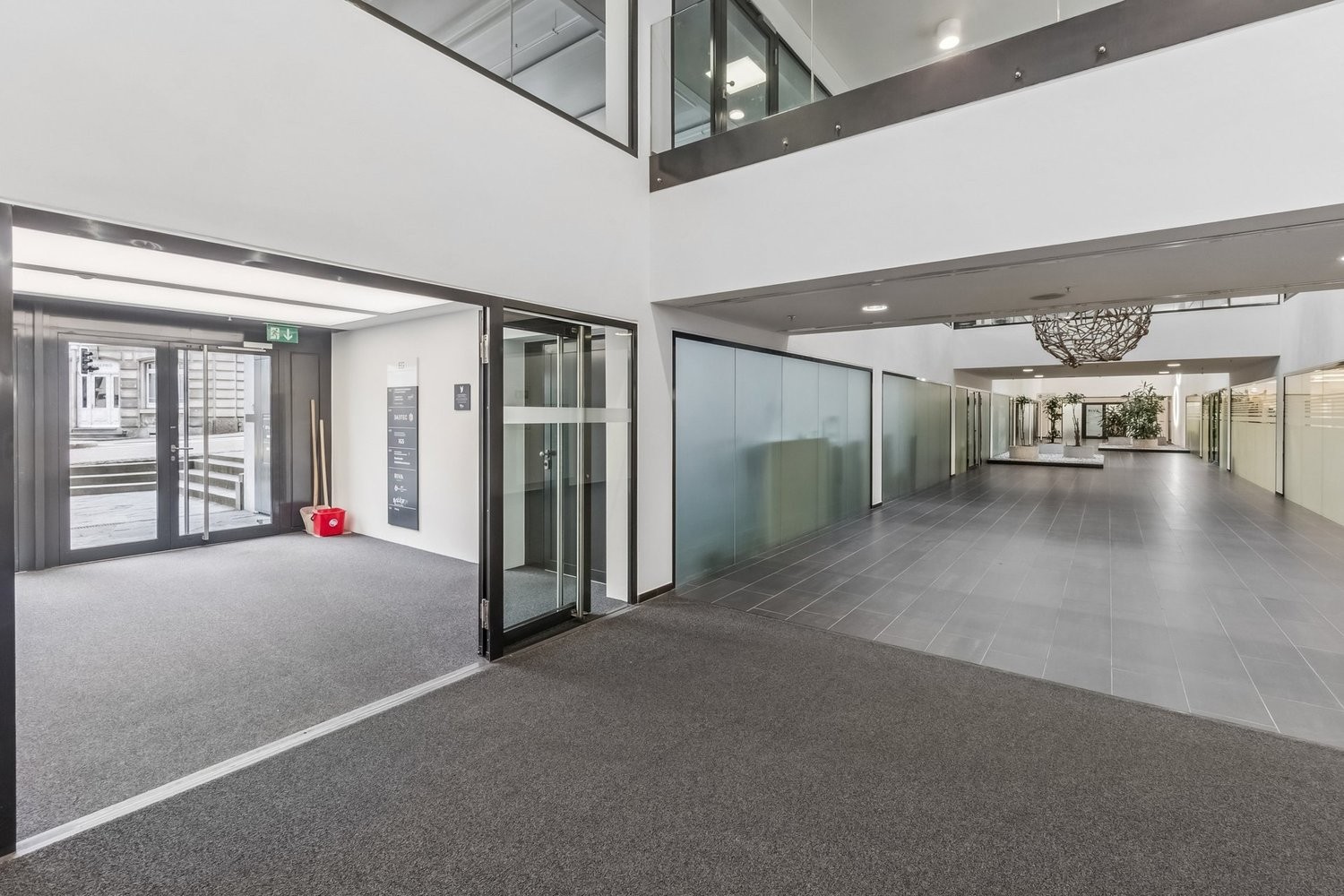 347m² office