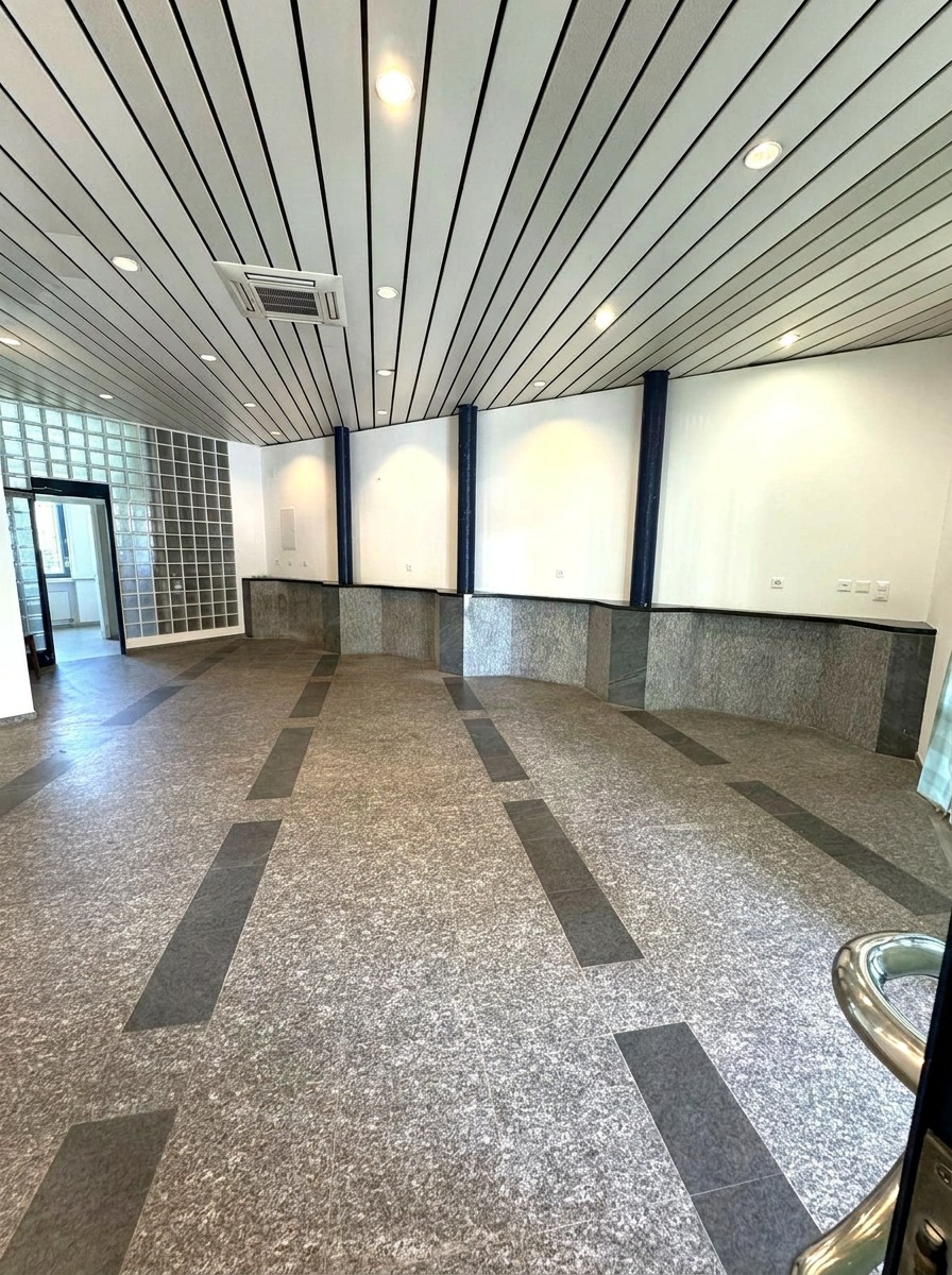 70m² commercial