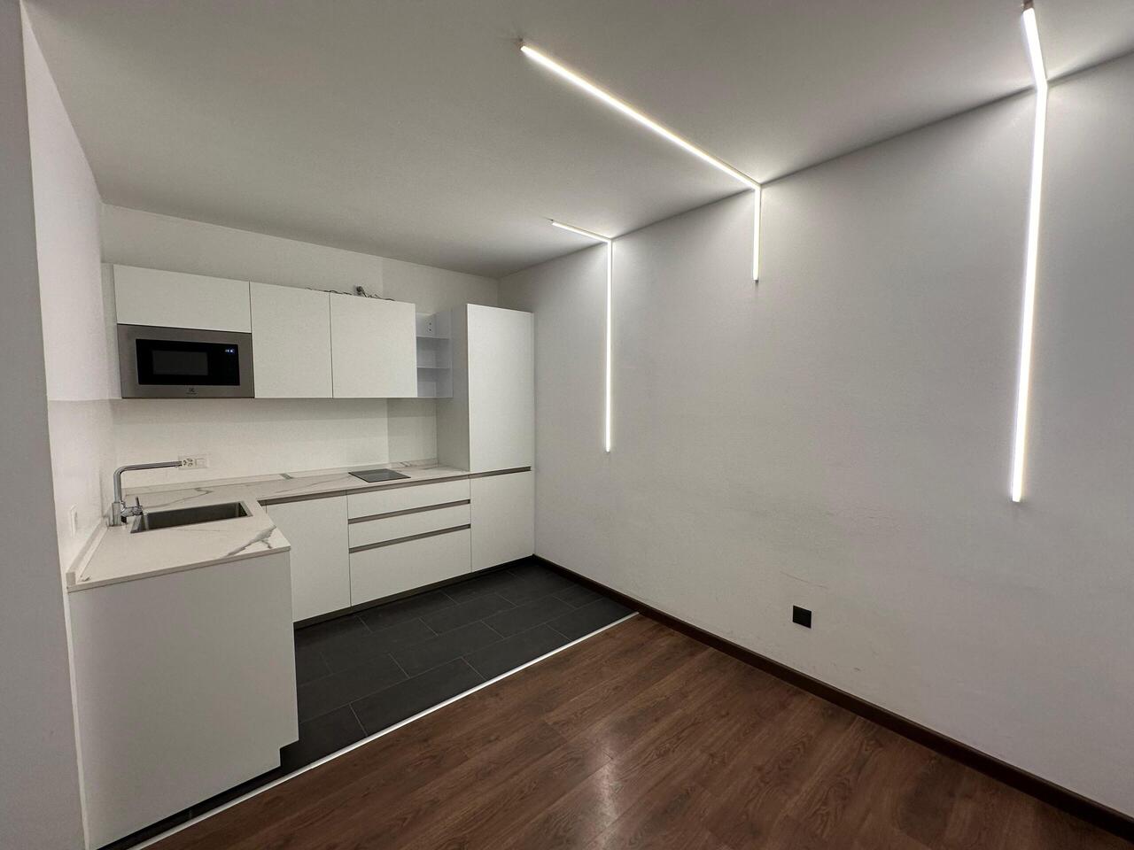 440m² office