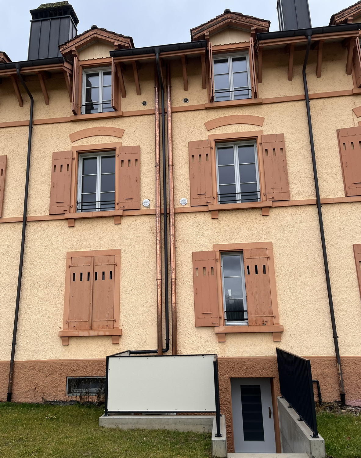 Commercial

We are renting out this freshly renovated, versatile **commercial and hobby space** at Weibelackerweg 3 in Roggwil, available immediately or by arrangement.  
  
The premises in the basement combine historical charm (beautiful, exposed real wood beams) with the comfort of a modern first 