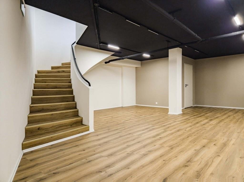 198m² shop
