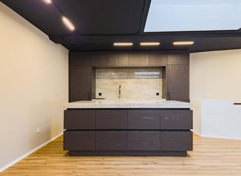 198m² shop