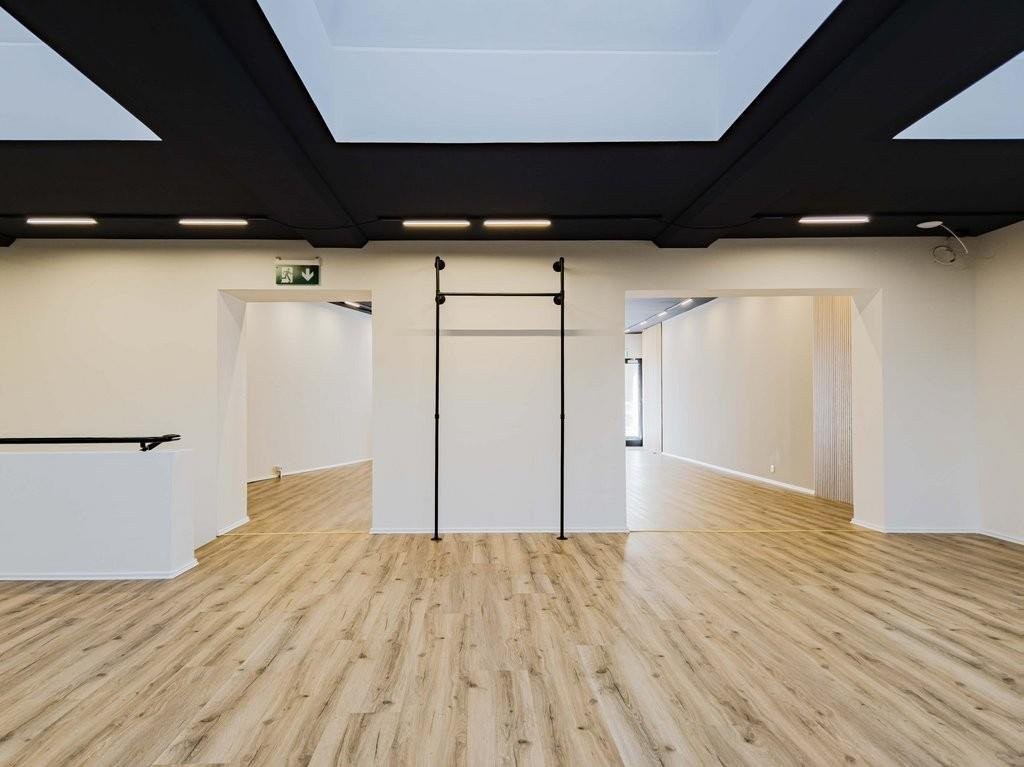 198m² shop