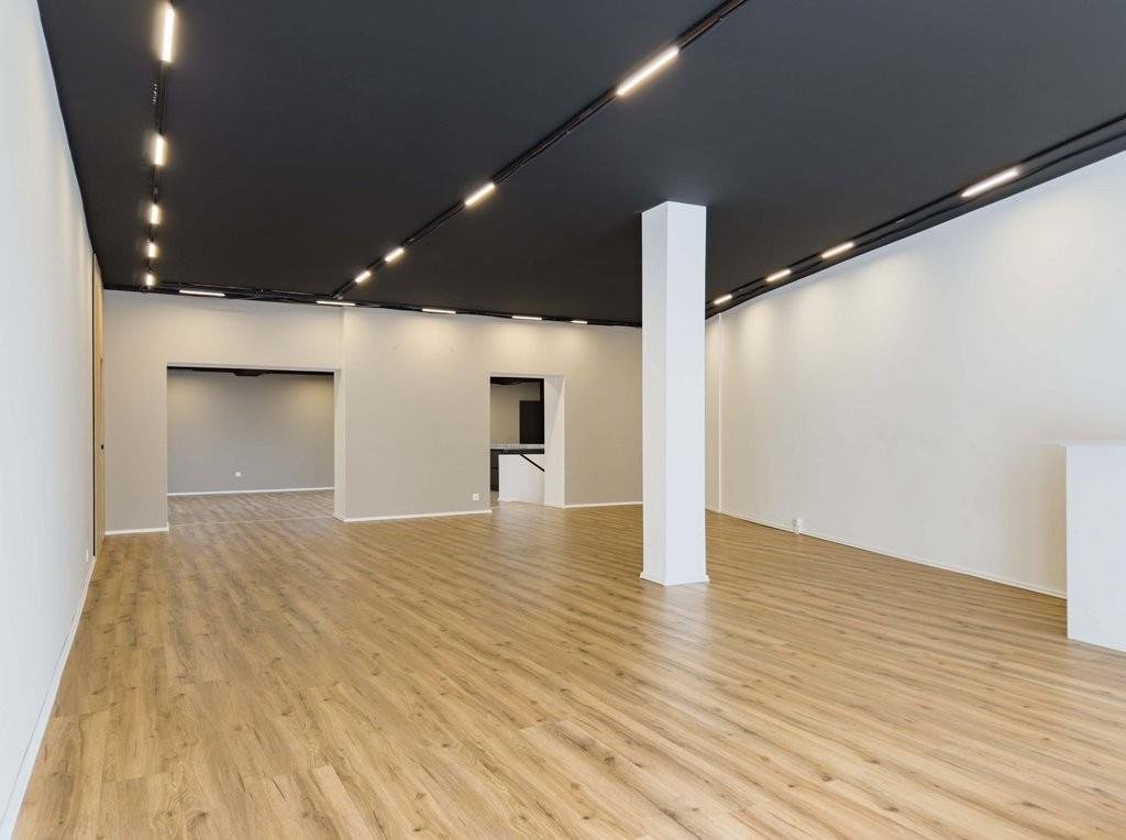 198m² shop