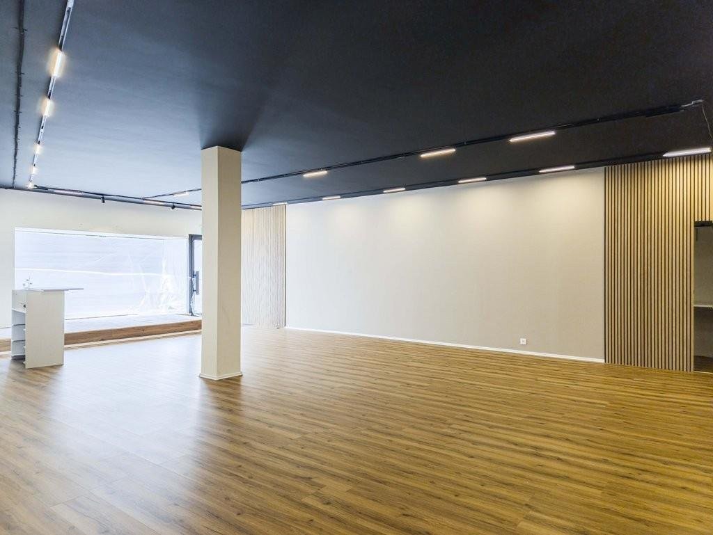 198m² shop