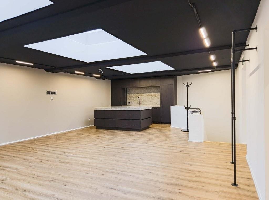 198m² shop