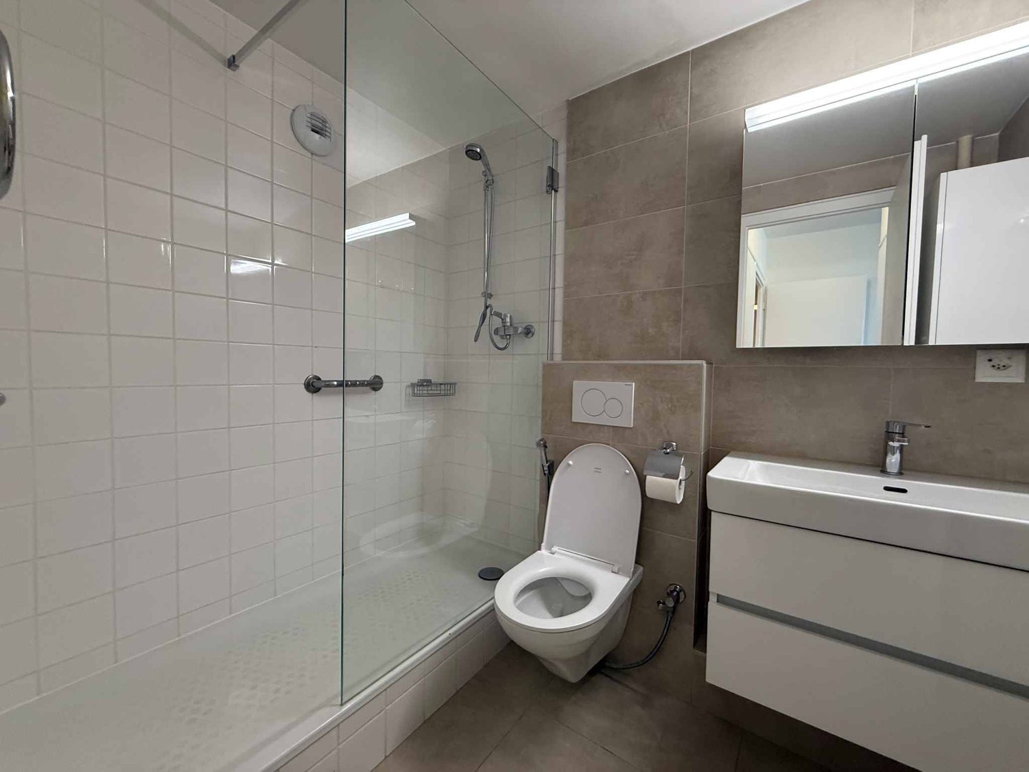 5 rooms apartment