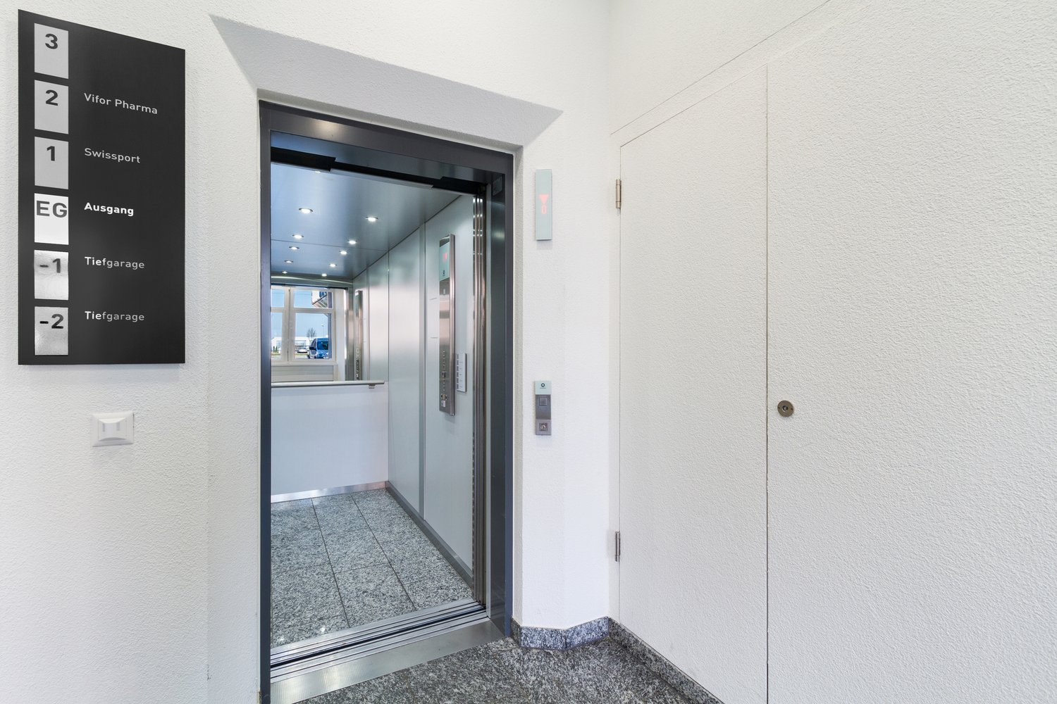 851m² office