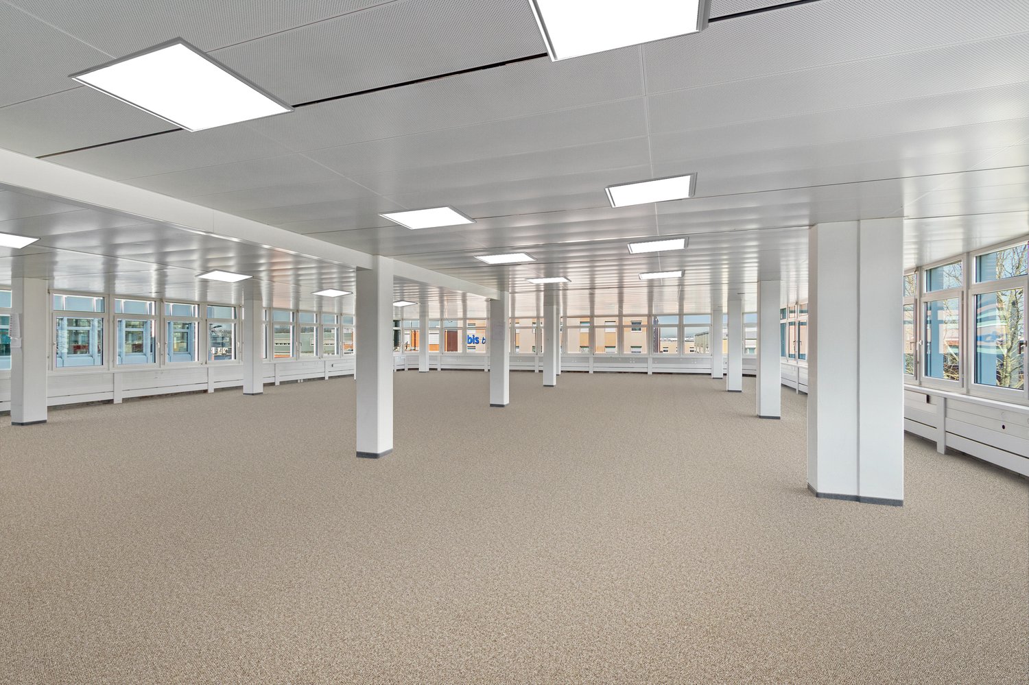 851m² office