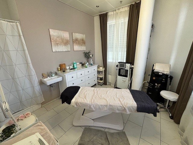 154m² shop