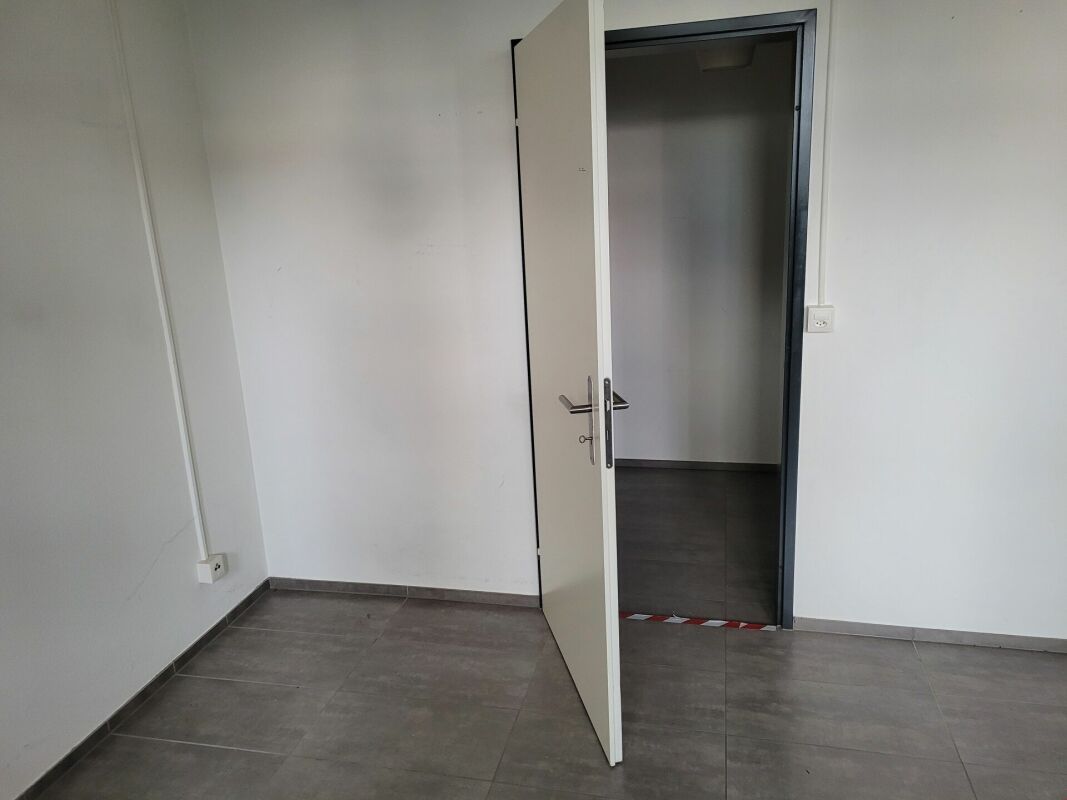 32m² storage room