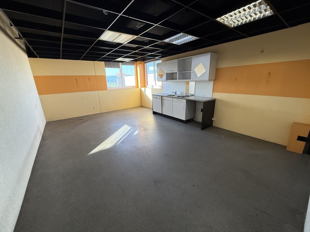 564m² storage room
