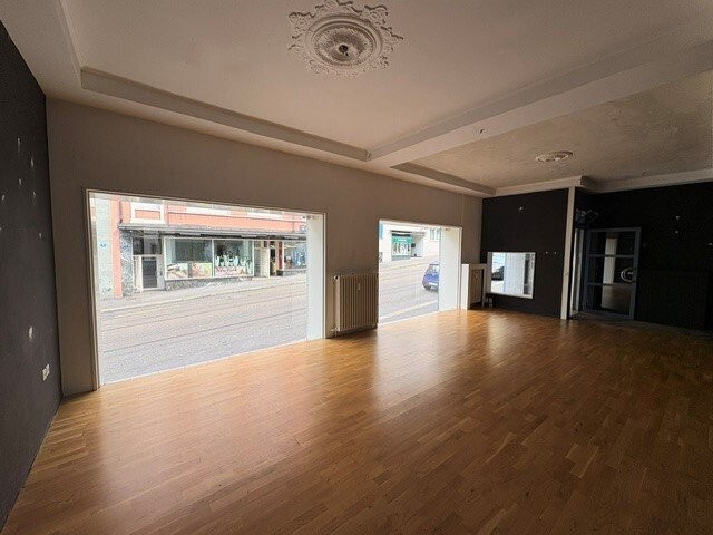 92m² shop