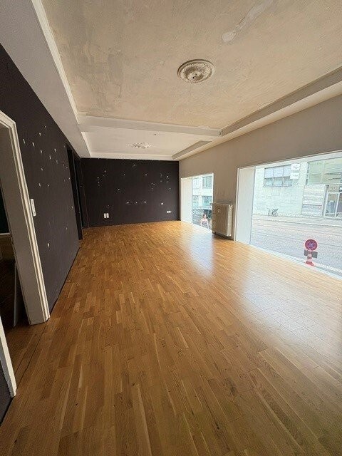 92m² shop
