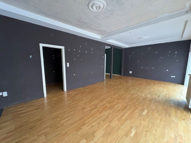 92m² shop