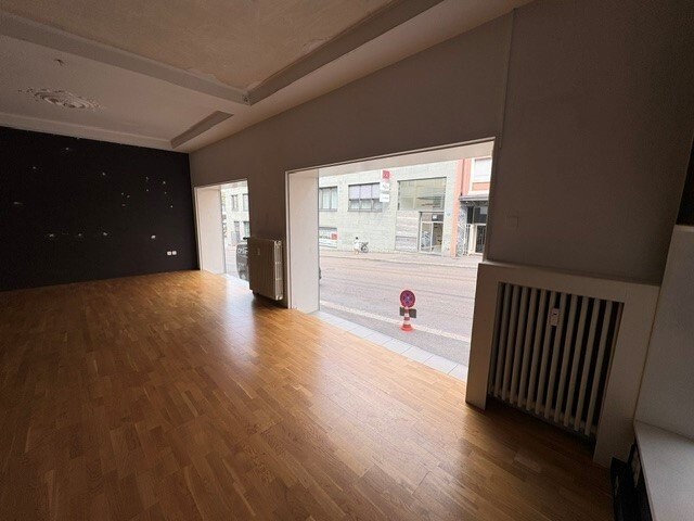 92m² shop