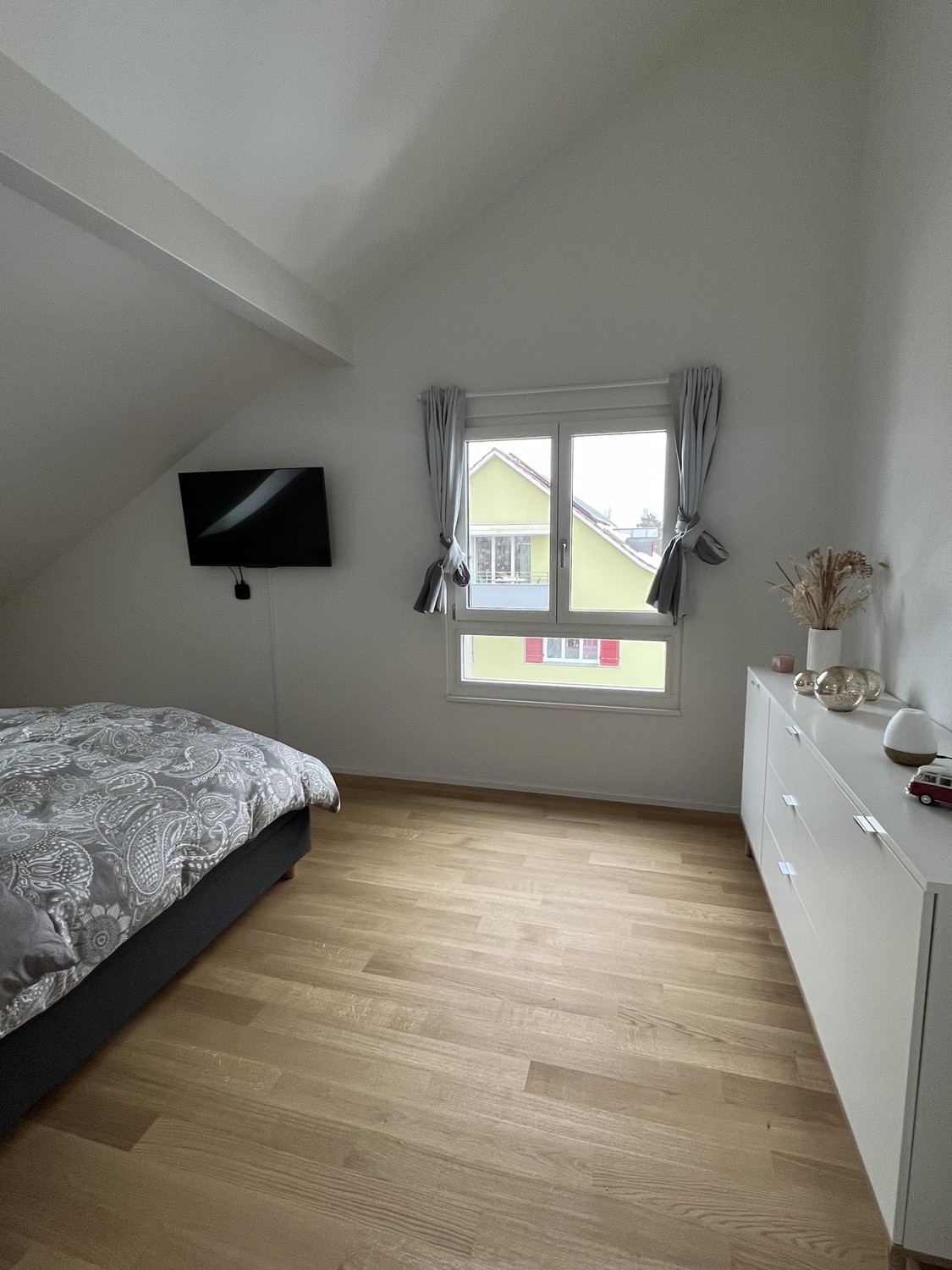 Appartement de 3 ½ pièces

Lumineux et chaleureux appartement mansardé de 3,5 pièces avec une belle loggia qui invite à la détente et au repos.

L'appartement dispose de :

* 🏠 Appartement mansardé avec un charme particulier
* 🌿 Loggia chaleureuse
* 🛋️ Espace de vie lumineux et spacieux
* 🛏️ 3,5