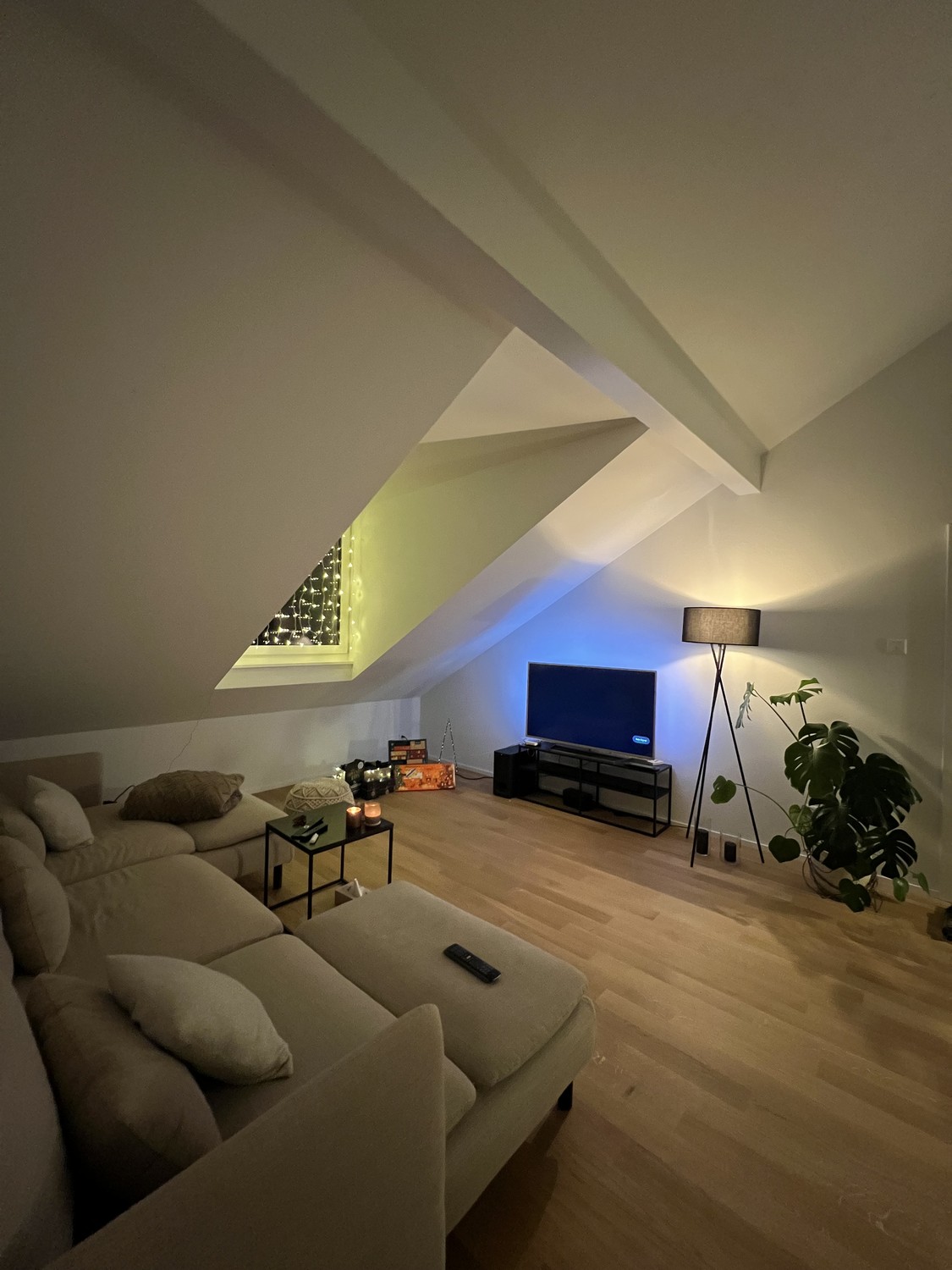 Appartement de 3 ½ pièces

Lumineux et chaleureux appartement mansardé de 3,5 pièces avec une belle loggia qui invite à la détente et au repos.

L'appartement dispose de :

* 🏠 Appartement mansardé avec un charme particulier
* 🌿 Loggia chaleureuse
* 🛋️ Espace de vie lumineux et spacieux
* 🛏️ 3,5